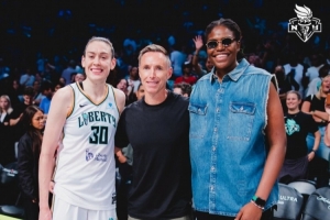 纳什纽约观战WNBA自由人比赛！合影中的纳什反而略显小鸟依人